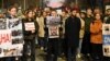 Protest u Beogradu ispred ambasade Rusije posle vesti da je ruski opozicioni lider Aleksej Navaljni preminuo u zatvoru, 16. februar 2024.