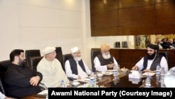 له ښي لوري: امیر خان متقي، مولانا فضل الرحمان، سراج الحق، محمود خان اڅکزی او اېمل ولي خان د مې پر شپږمه د غونډې پر مهال. 