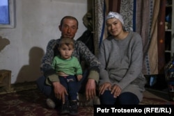 Жамлика Кусаин с семьей на чабанском зимовье. Алматинская область, 3 февраля 2023 года.