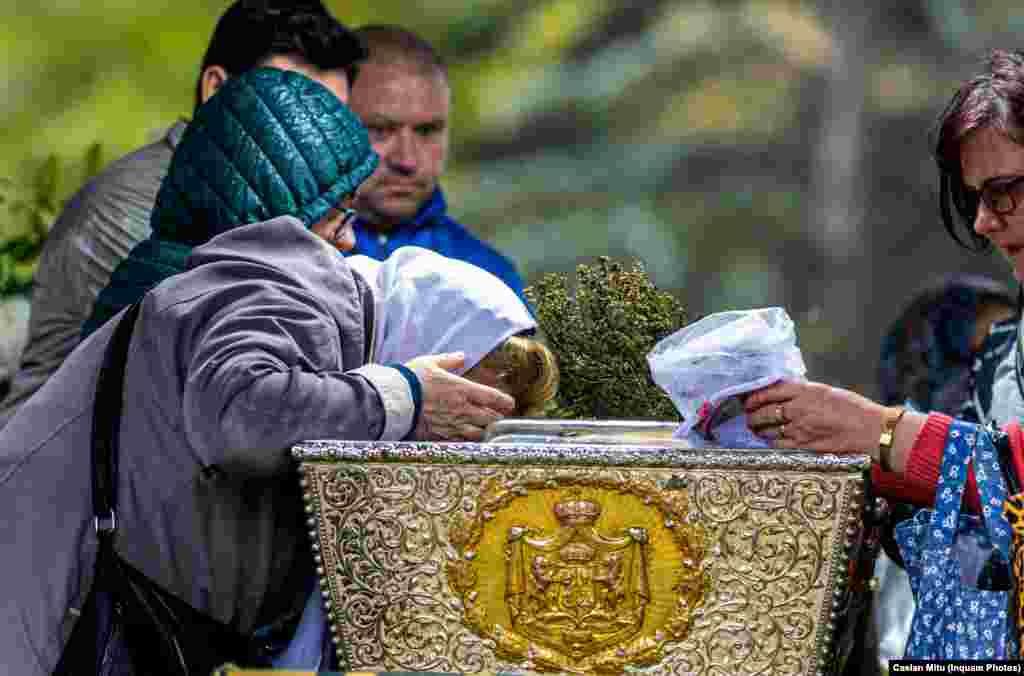 La Sfânta Liturghie desfăşurată sâmbătă în faţa catedralei ieşene au participat, potrivit jandarmilor, 35.000 de persoane, un număr record pentru sărbătorile religioase de la Iaşi din ultimii ani. După Sfânta Liturghie, mitropolitul Moldovei şi Bucovinei, ÎPS Teofan, a premiat zece persoane, între care cinci tineri cu rezultate remarcabile la olimpiadele internaţionale, dar şi cinci persoane în vârstă, care pe parcursul vieţii au fost cântăreţi în biserică