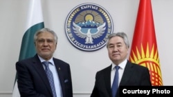 اسحاق ډار د بشکيک د سفر پر مهال د کرغزستان د بهرنیو چارو له وزیر سره ملاقات وکړ. پخوانی انځور
