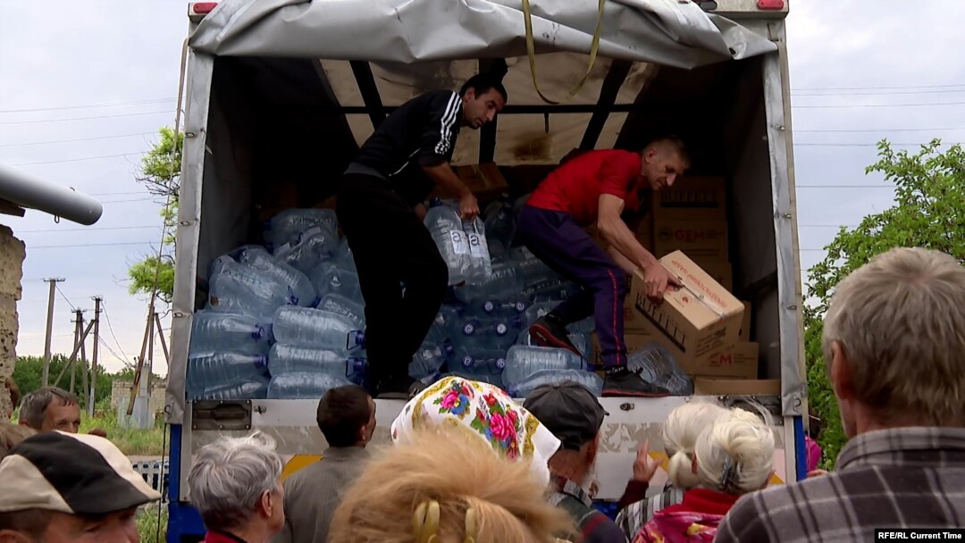 Aproape 900 de case au rămas sub apă şi peste 3.600 de persoane au fost evacuate din zona inundată după explozia barajului. 