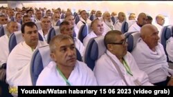 د پاکستان مذهبي چارو وزارت ویاند ویلي چې نن له جدې کراچۍ، فېصل اباد او اسلام اباد ته ۶۹۳ حاجیان ستنېږي ـ پخوانی انځور.