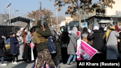 طالبان په کابل کې د ښځو د لاريون د منتشرولو لپاره هوايي ډزې کوي. د ۲۰۲۱ز کال د ډېسېمپر ۲۸مې انځور