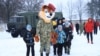 Copii ucraineni care provin din zonele ocupate de Rusia în Ucraina vizitează un sit militar din Belarus, într-o tabără care se presupune că îi scoate din zona de război. Cu toate acestea, există dovezi că aceste tabere sunt folosite pentru îndoctrinarea cu ideologia rusă.