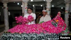 پخوانی ولسمشر او د پیپلز ګوند مشر اصف علي زرداري په ۲۰۰۹ز کال کې د ذوالفقار علي بوټو د تلین په مناسبت د هغه پر قبر ګلان غوړوي.