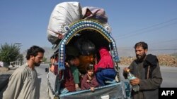 د اکتوبر پر شپږمه، د افغان کډوالو يوه کورنۍ له پاکستانه افغانستان ته روانه ده.