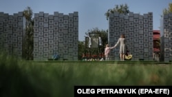 Memorial al victimelor invaziei rusești la Bucea, suburbie a Kievului. 
