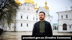 Володимир Зеленський зазначив, що за роки спротиву агресії вишиванка «стала неформальним одностроєм усіх, хто відстоює людяність, свободу та право на ідентичність».