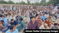 د جون پر ۱۵مه لاریون کونکي د پاړه چینار په اېف سي چوک کې ناست دي.