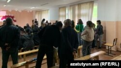 Նախապատրաստական վերջին աշխատանքներն են իրականացվում, ծնողները սպասում են միջոցառման մեկնարկին, 24-ը մայիսի, 2024թ․