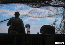 Росія атакуватиме, намагаючись максимально використати вікно можливостей, прогнозує Владислав Селезньов. На фото: військовослужбовець готується вести вогонь із самохідної гаубиці 2С1 «Гвоздика» на позиціях в Донецькій області, Україна, 21 травня 2024 року