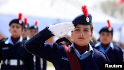 په پاکستان کې ښځې پوليسانې په يوه دستوره کې ګډون کوي ـ د ارشیف انځور