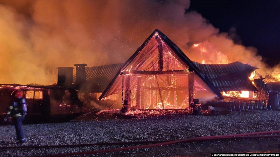 Un puternic incendiu a izbucnit în a doua zi de Crăciun la pensiunea Ferma Dacilor, din satul Tohani, comuna Gura Vadului, la circa 90 de kilometri nord de București.