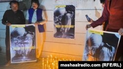 په پېښور کې مظاهرچیانو د دیال سېنګ په یاد کې شمعې بلې کړې - د اپرېل اتمې انځور. 