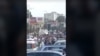 Таҷаммӯи кормандони Маркази савдои "Лола" дар шаҳри Кӯлоб. Акс аз навори видеоии корбари Радиои Озодӣ 26 май гирифта шудааст 