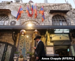 Հրեա տղամարդն անցնում է Հայկական թաղամասի պանդոկի մոտով