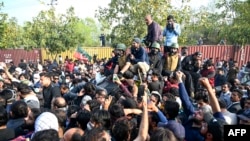 د تحريک انصاف پلويان د اسلام اباد ضلعي عدالت ته د دې ګوند د مشر عمران خان د حاضرېدو پر وخت جمع دي - عکس د مارچ ۱۸مې دی