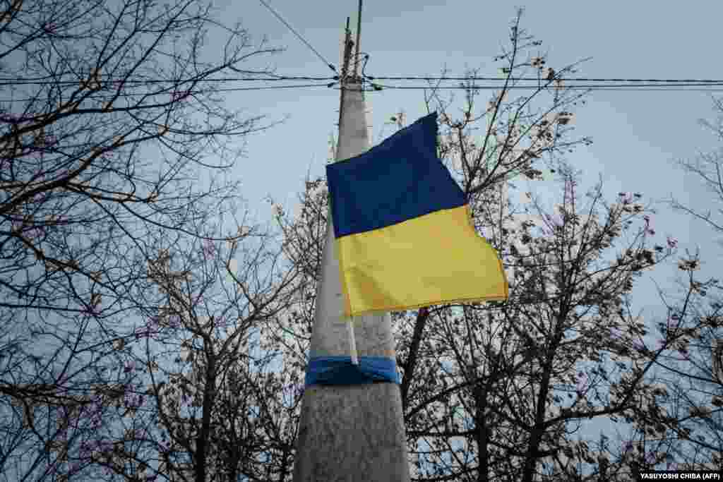 Сине-желтые украинские флаги теперь развеваются в Купянске после того, как в прошлом году они были запрещены во время российской оккупации. Местные жители рассказали, что их заставляли красить мосты и стены в красный, белый и синий цвета российского флага. После освобождения они были перекрашены в синий и желтый цвета. Александр Тимошенко напомнил об ограничениях, когда город был под контролем россиян. «Российские блокпосты были везде. Они никуда нас не выпускали», — сказал он.