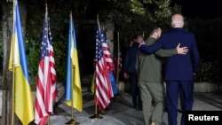 Zagrljeni predsjednik SAD-a Joe Biden i ukrajinski predsjednik Volodimir Zelenski nakon bilateralnog sastanka na marginama samita G7, u Fasanu, Italija, 13. juna 2024. 