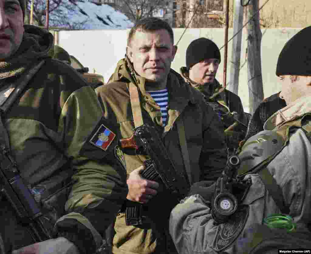 Александр Захарченко, 1976–2018 Родившийся в Донецке в семье этнического украинца и русской матери, бывший бизнесмен был одним из первых в Донбассе, кто взял в руки оружие в 2014 году. В апреле того же года он возглавил поддерживаемых Москвой сепаратистов, захвативших Донецкую областную администрацию и призвавших к референдуму об отделении региона от Украины. Позже Захарченко стал лидером контролируемой сепаратистами части Донецкой области, заявив, что "великая страна, которая называлась Советским Союзом, должна быть возвращена". В августе 2018 года бомба, заложенная у входа в ресторан "Сепар", взорвалась, когда Захарченко вошел внутрь, убив его и одного из телохранителей главы самопровозглашенной "ДНР".