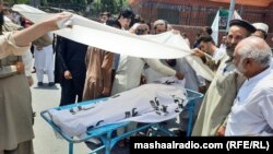 مظاهرچیانو د جون پر اتمه د سرتېرو مړي د ضلعي پولیسو دفتر مخې ته ايښي ول.