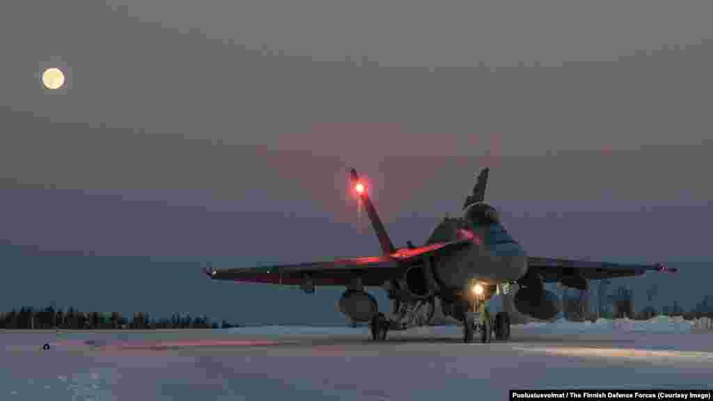 F/A-18 Hornet Forțele aeriene finlandeze au în serviciu 62 de avioane de fabricație americană. Avioanele învechite urmează să fie înlocuite cu 64 de avioane F-35 de ultimă generație, începând cu 2026.
