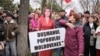 Žena šamara kartonski lik prozapadne predsjednice Moldavije Maje Sandu, s natpisom "Neprijatelj moldavskog naroda", tokom protesta koji je pokrenula populistička stranka Šor u Kišinjevu 13. novembra.