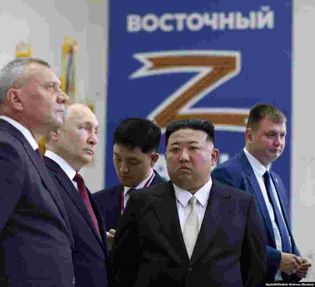 Президент России Владимир Путин и лидер Северной Кореи Ким Чен Ын на космодроме Восточный на Дальнем Востоке России 13 сентября. Встреча прошла на фоне продолжающегося вторжения России в Украину, которое истощает арсенал Кремля. Месяц назад Ким Чен Ын призвал производителей оружия «резко увеличить» объёмы выпускаемой продукции