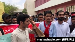 موسا خان د وژنې ضد په کوز دیر، پېښور او کراچۍ کې د زده کونکیو سازمانونو احتجاجي مظاهرې کړي دي ـ د جون دریېمې انځور.