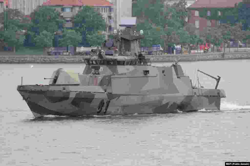 Hamina-Class Missile Boat Четыре таких скоростных ударных ракетных катеров в настоящее время находятся на вооружении ВМС Финляндии. Суда изготовлены из алюминия и композитных материалов, что делает их относительно легкими и маневренными. Сообщается, что с комплексом вооружения, включающим ракеты, артиллерийское орудие и глубинные бомбы, катера способны противостоять «угрозам с воздуха, надводного и подводного мира». У Финляндии нет подводного флота.