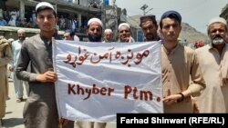 د جون پر ۲۵مه د احتجاج په مهال د لنډي کوتل ځوانانو د امن لپاره په لاسونو کې لوحه نیولې ده. 