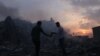 Palestinci traže stvari koje se mogu spasiti ispred ruševina zgrade uništene u izraelskim zračnim napadima u gradu Gazi 8. oktobra 2023.