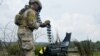 Un soldat american trage cu o mitralieră de calibru 50 cal la baza Baumholder din Germania, 4 mai 2017.