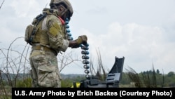 Un soldat american trage cu o mitralieră de calibru 50 cal la baza Baumholder din Germania, 4 mai 2017.