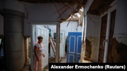 A 82 éves Alekszandra Karelina megrongálódott házában a Nova Kahovka-i gát leomlását követő áradás után Hola-Prisztany városban, a Herszoni területen, az orosz ellenőrzés alatt álló ukrán régióban 2023. július 6-án