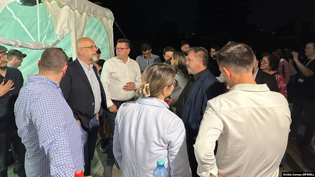 Liderul UDMR, Kelemen Hunor (în sacou negru, în stânga) la întâlnirea de la sediul formațiunii, din Cluj, după încheierea votării la alegerile locale și parlamentare din 9 iunie.