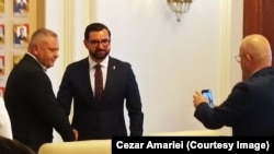 Florin Barbu (ministrul propus al Agriculturii) și Adrian Chesnoiu (fostul ministru al Agriculturii) fac o poză, după audiere.