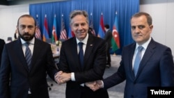 ԱՄՆ պետքարտուղար Էնթոնի Բլինքենը, Հայաստանի և Ադրբեջանի ԱԳ նախարարներ Արարատ Միրզոյանը և Ջեյհուն Բայրամովը բանակցությունների մեկնարկին, Արլինգթոն, 1-ը մայիսի, 2023թ.