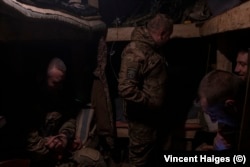 Бійці 22-ї механізованої бригади перебувають у своєму бліндажі, над яким літає російський безпілотник «Ланцет», район Часів Яру