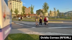 Piața imobiliară s-a dezvoltat spectaculos în ultimii ani în Brașov, după ce au fost ridicate mai multe ansambluri și chiar cartiere de locuințe, în special în zona fostelor platforme industriale. A ajuns al doilea cel mai scump din țară, după Cluj-Napoca.