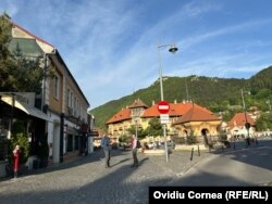 Brașovul este mărginit de muntele Tâmpa, care îi crește aspectul pitoresc.