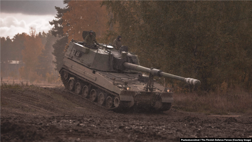 155 PSH K9 FIN Armored Howitzer Эта 155-миллиметровая самоходная гаубица, получившая от южнокорейского производителя название K9 Thunder, способна одновременно поражать тремя снарядами. Его способность «многократного одновременного удара» достигается за счет выстрела одного высокого петлевого снаряда, а затем залпа из еще двух по более низким и более быстрым траекториям.