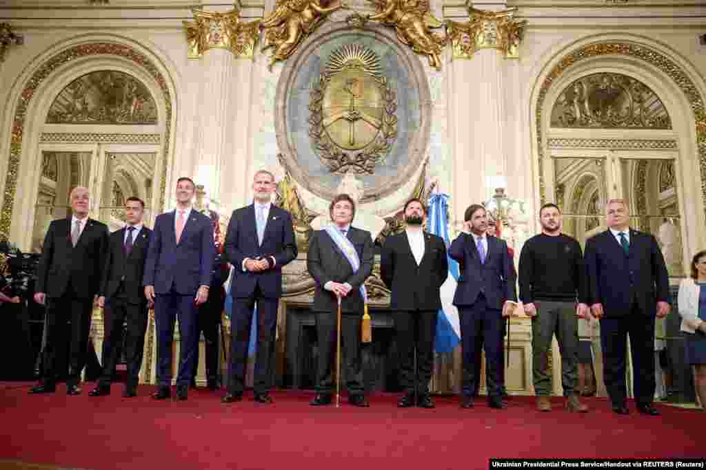 Javier Milei argentin elnök az örmény, az ecuadori, a paraguayi, a chilei és az uruguayi elnökkel, VI. Fülöp spanyol királlyal, valamint Volodimir Zelenszkij ukrán elnök és Orbán Viktor magyar miniszterelnök társaságában a köszöntési ünnepségen a Casa Rosada elnöki palotában Buenos Airesben, Argentínában 2023. december 10-én