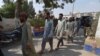 په کراچۍ کې پولیس یوشمېر افغانان تر نیولو وروسته حوالات ته لېږدوي - پخوانی انځور. 