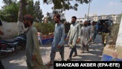 په کراچۍ کې پولیس یوشمېر افغانان تر نیولو وروسته حوالات ته لېږدوي - پخوانی انځور. 