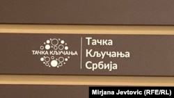 Logo "Tačke ključanja Srbija" na ulazu u poslovnu zgradu gde se kancelarije nalaze, 19. januara 2024.