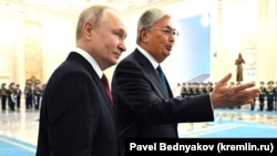 Қазақстан президенті Қасым-Жомарт Тоқаев Ресей басшысы Владимир Путинді қарсы алып тұр. 9 қараша 2023 жыл.