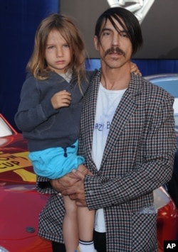 Антъни Кийдис със сина си Евърли на премиерата на филма "Cars 2", 2011 г.