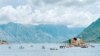 U Bokokotorskom zalvu brojne barke, gliseri i brodovi dovoze putnike na ostrvo Gospa od škrpjela, Perast, jun 2024.